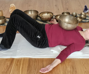 Klankschalen en restorative yoga gecombineerd