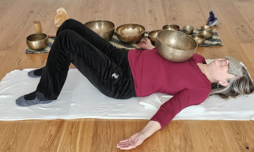 Klankschalen en restorative yoga gecombineerd