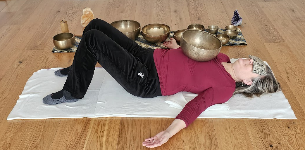 Je bekijkt nu Klankschalen en restorative yoga gecombineerd